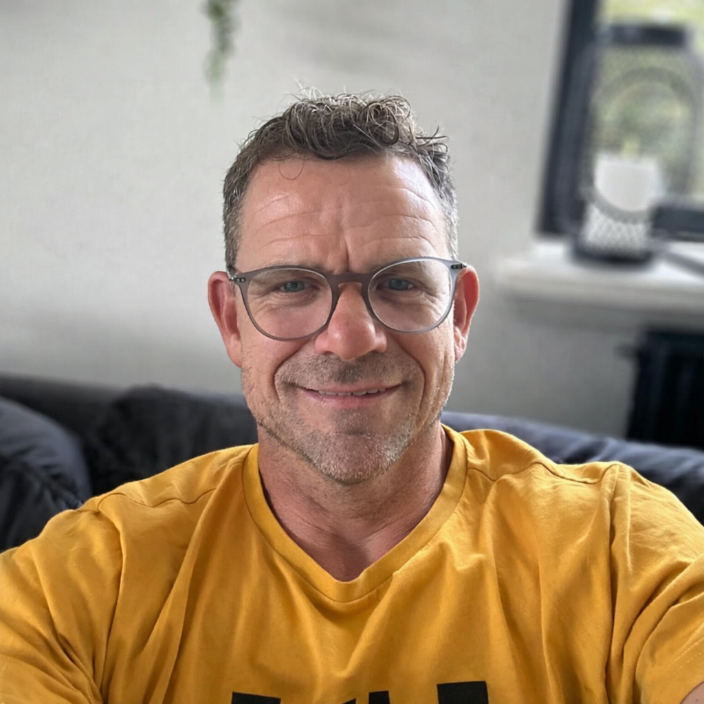 Ralf, Sløret Baggrund